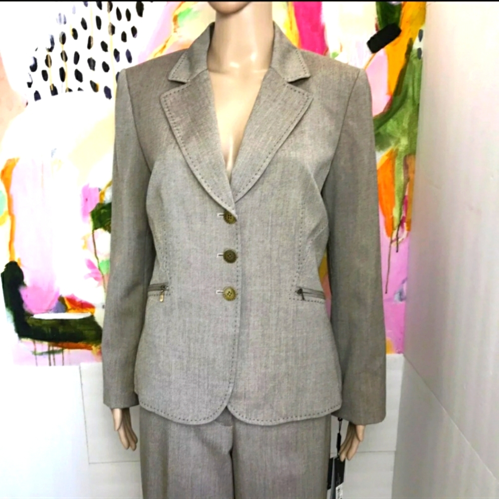 Tahari NWT Business Pants Suit. Size 10p (pants fit more like an 8)